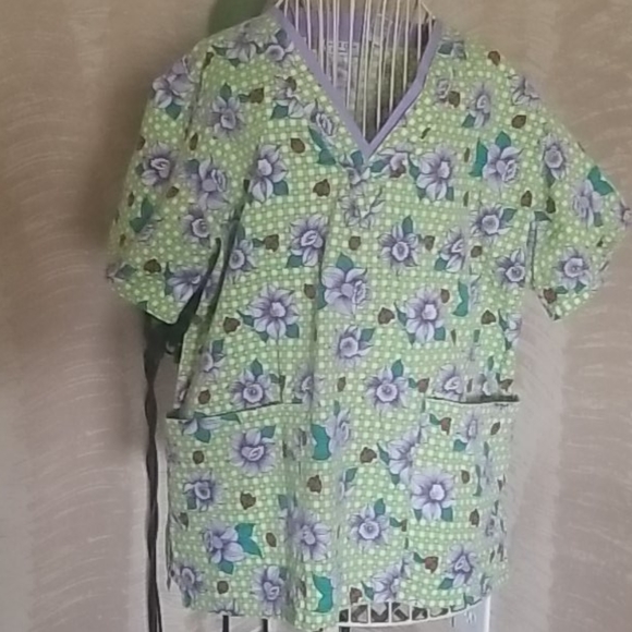 Point one medical scrubs work ladybugs and flowers - Picture 1 of 5